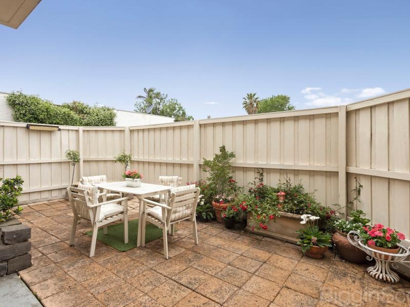 LIGHT-FILLED TWO-BEDROOM COURTYARD APARTMENT IN PRIME ELSTERNWICK LOCATION