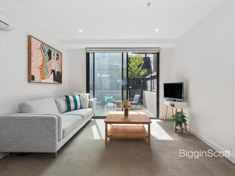 STYLISH APARTMENT WITH GENEROUS PRIVATE COURTYARD GARDEN IN THE HEART OF RICHMOND