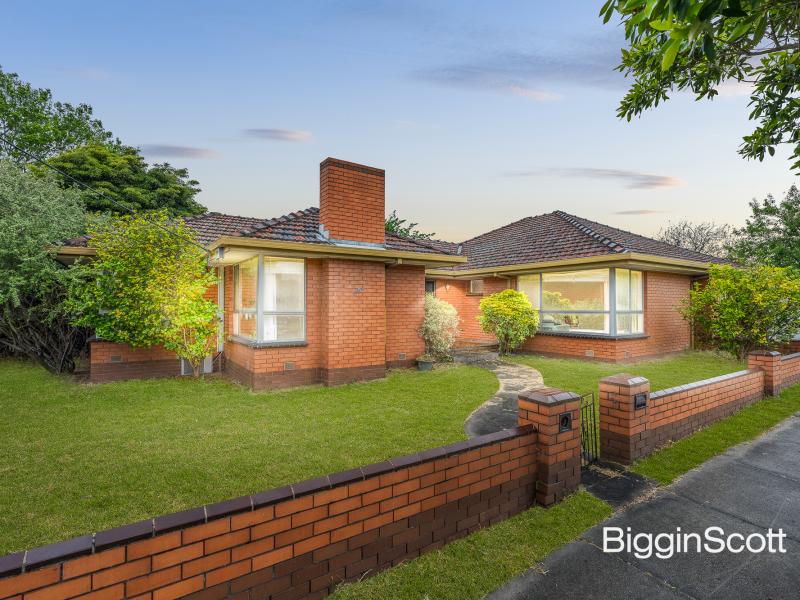 DUAL-STREET FRONTAGE IN A SOUGHT-AFTER NEIGHBOURHOOD