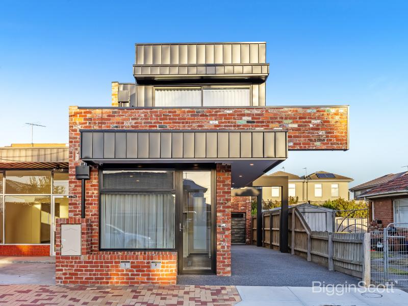 An Exciting and Versatile Home/Office Hybrid! The perfect blend of comfort and productivity!