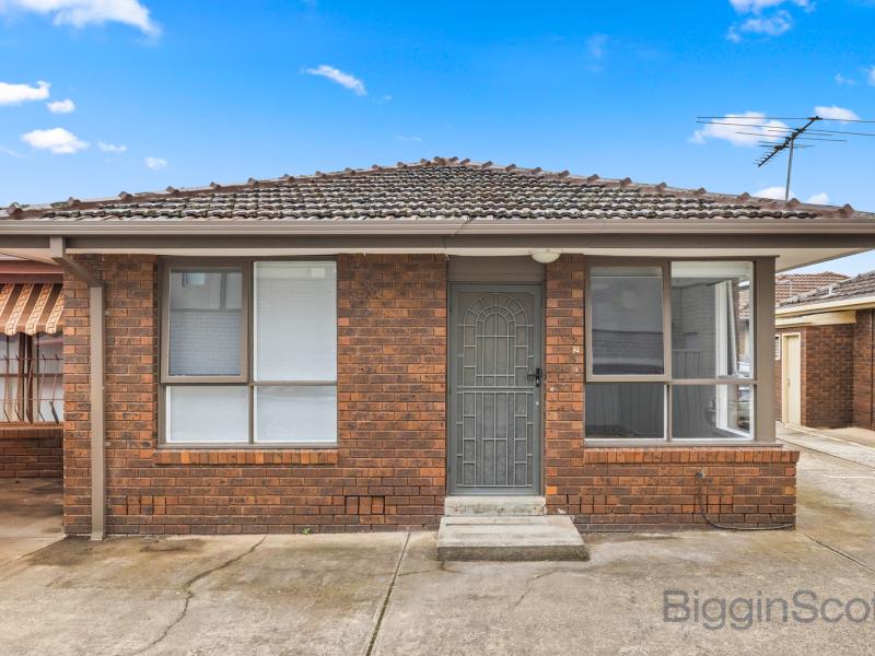 Beautiful 2-Bedroom Brick Unit in Prime Deer Park Location