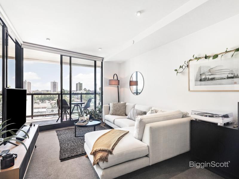 BRIGHT ONE-BEDROOM APARTMENT IN THE HEART OF RICHMOND