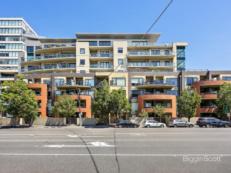 MASSIVE APARTMENT WITH BAY VIEWS