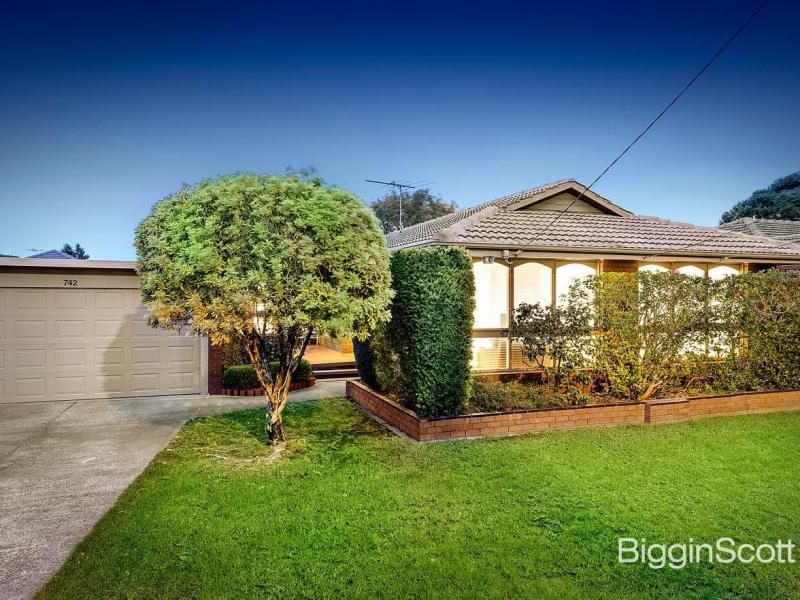PERFECT FAMILY HOME IN GLEN WAVERLEY!
