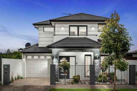 Free Standing Home - Contemporary, Comfortable and Conveniently Located! 