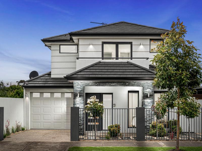 Contemporary, Comfortable and Conveniently Located Free-Standing Home! 