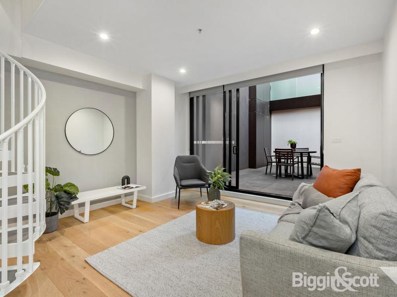 TWO-LEVEL APARTMENT WITH 23SQM PRIVATE COURTYARD IN RICHMOND