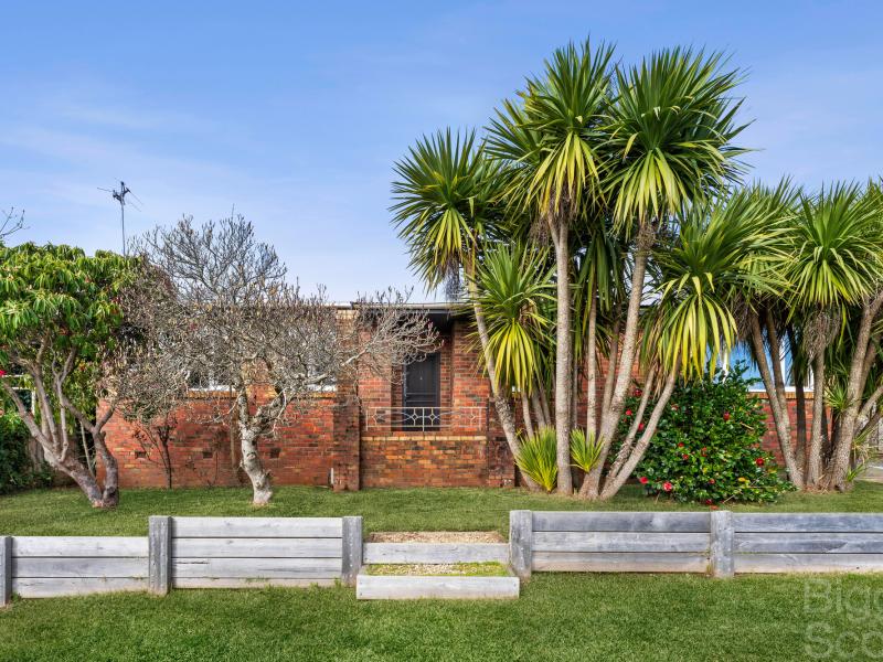 Art Deco Classic on the High Side of the Street