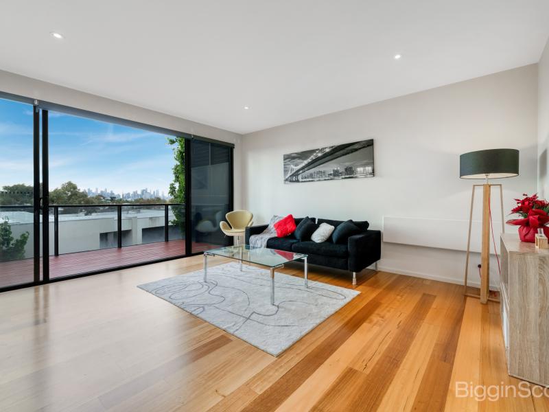 Modern Edgewater Townhouse with Stunning City Views