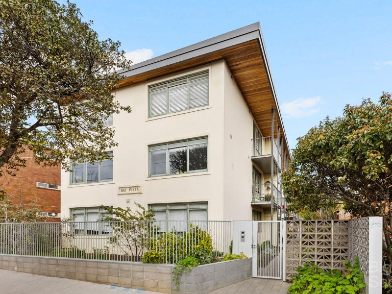 ONE BEDROOM APARTMENT WITH SECURE PARKING!!