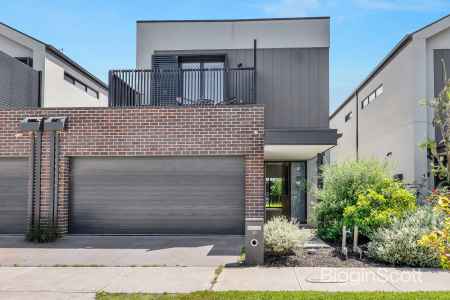 Outstanding Living with Virtually Freestanding Space   