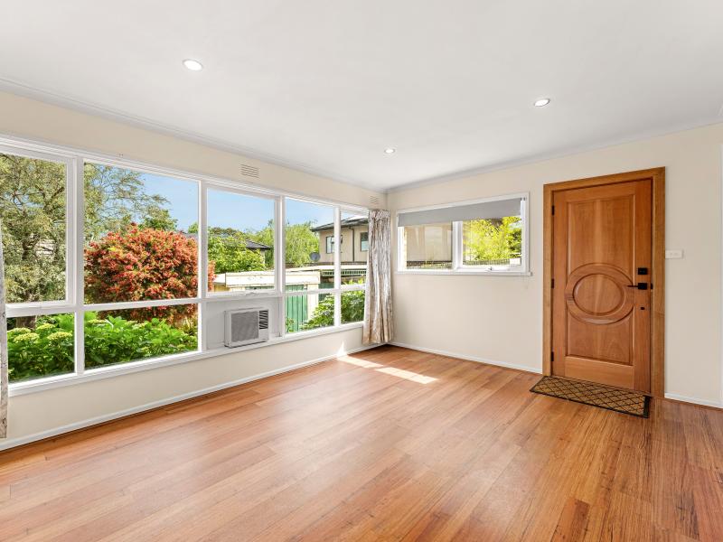 Your Tranquil Family Home that is Minutes Away from Everything!