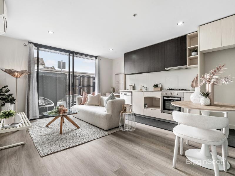 STYLISH APARTMENT WITH GENEROUS PRIVATE COURTYARD GARDEN IN THE HEART OF RICHMOND