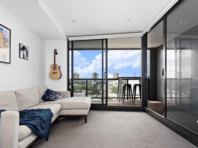 CONVENIENT & CONTEMPORARY LIVING IN PRIME RICHMOND LOCATION