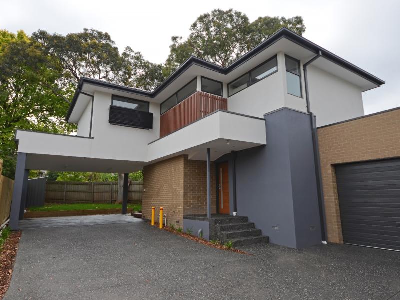 NEAR NEW EXCLUSING LIVING IN GLEN WAVERLEY!