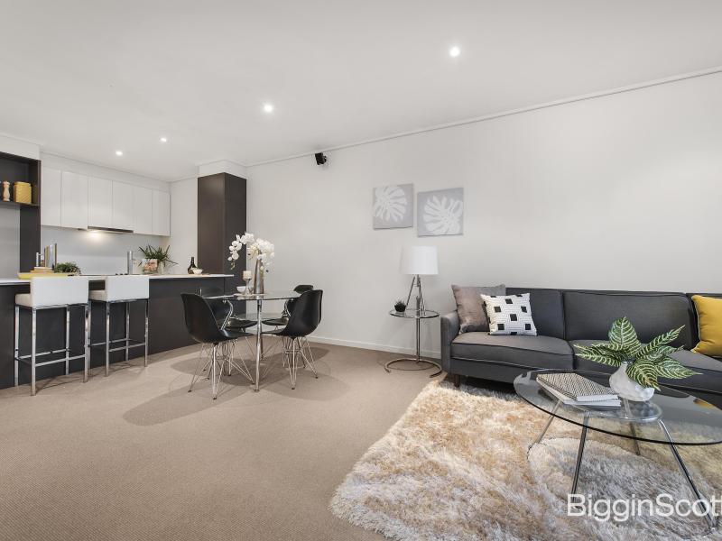SIZE, STYLE, AND A PREMIERE GLEN WAVERLEY LOCATION!