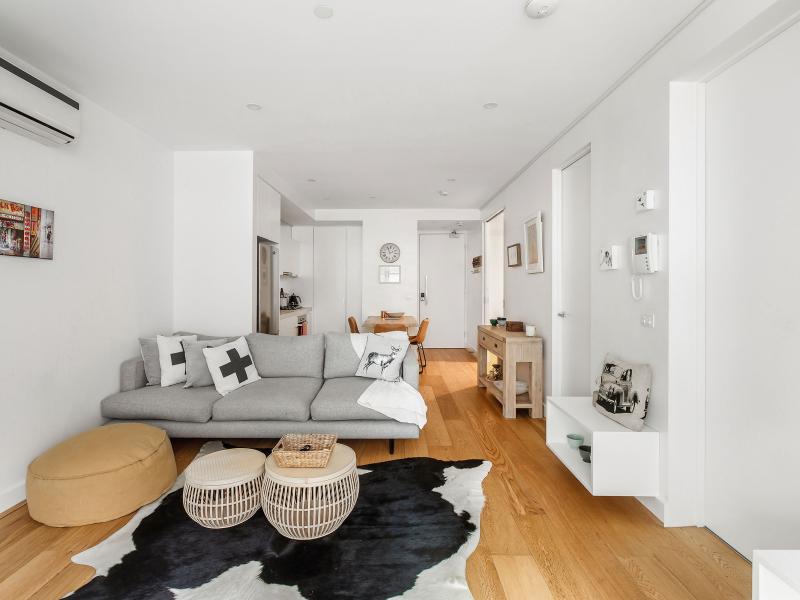 Steps from Elwood Canal – Modern Luxury with a Private Terrace