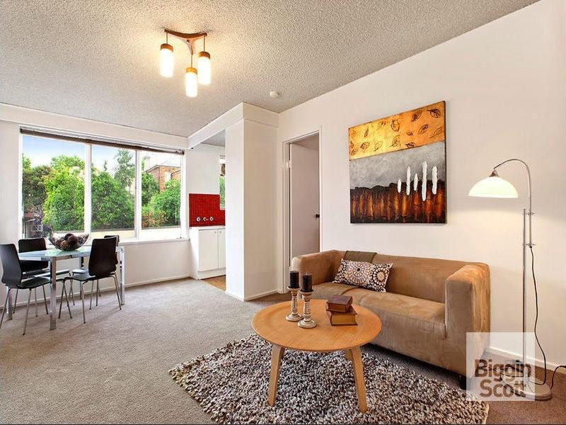 LIGHT FILLED APARTMENT IN LEAFY STREET!