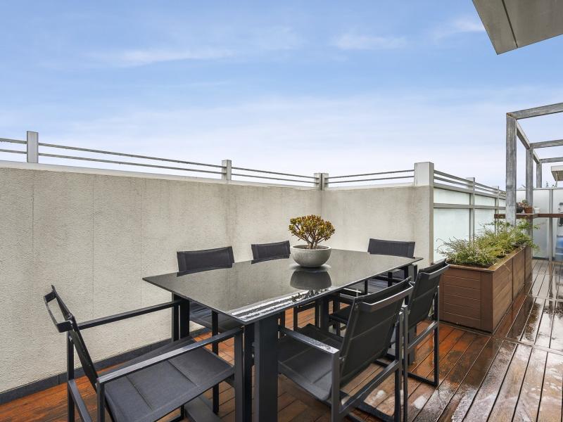Stylish Light-Filled Apartment in Elwood