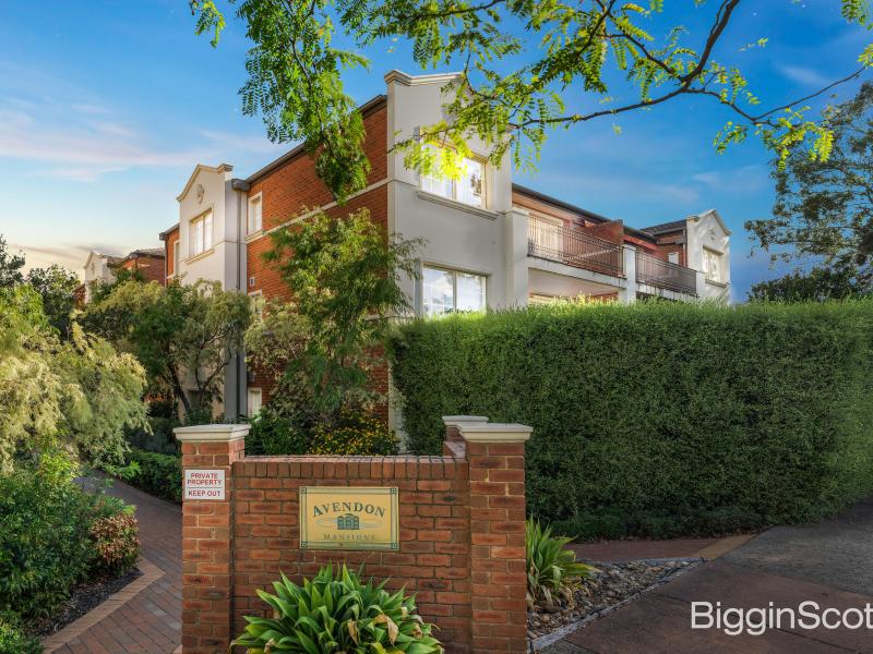 Light-Filled Renovated Three-Bedroom Apartment in Boutique Block