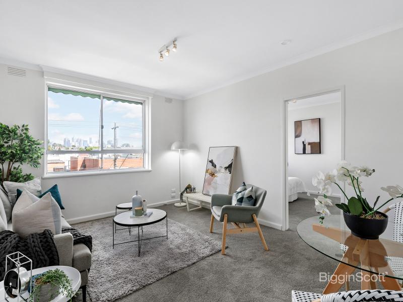 TOP-FLOOR APARTMENT WITH CITY VIEWS IN A BOUTIQUE BLOCK OF 18