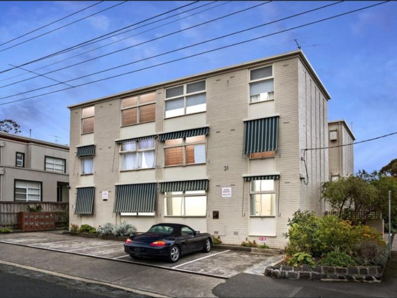 TOP FLOOR RICHMOND HILL APARTMENT IN GREAT LOCATION!