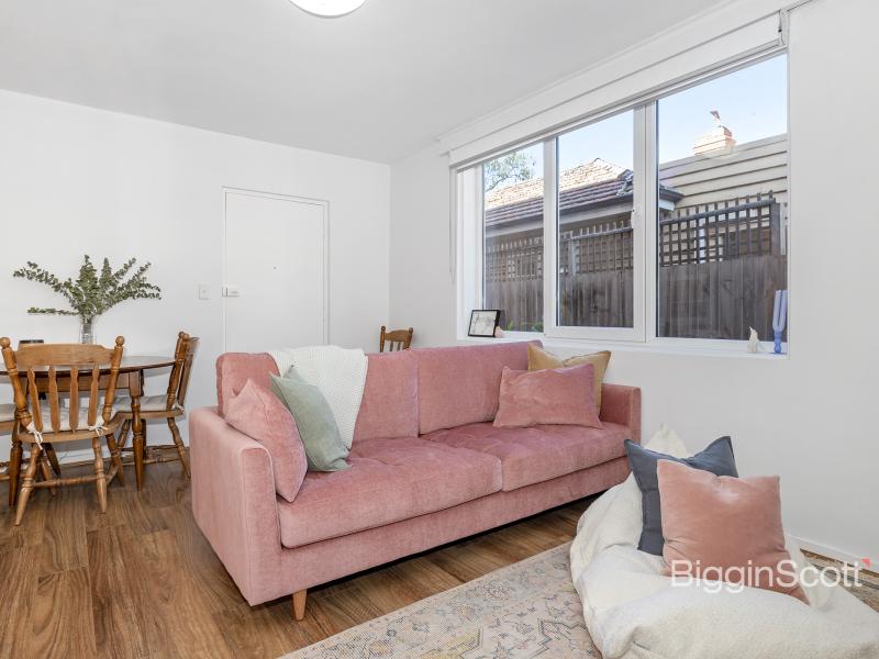 SPACIOUS APARTMENT IN QUIET CUL DE SAC!