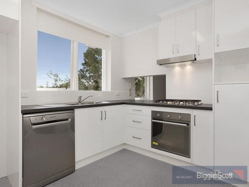 WELL PRESENTED TOP FLOOR 2 BEDROOM + STUDY APARTMENT