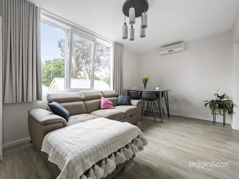 CHIC LIVING - CUL DE SAC LOCATION!