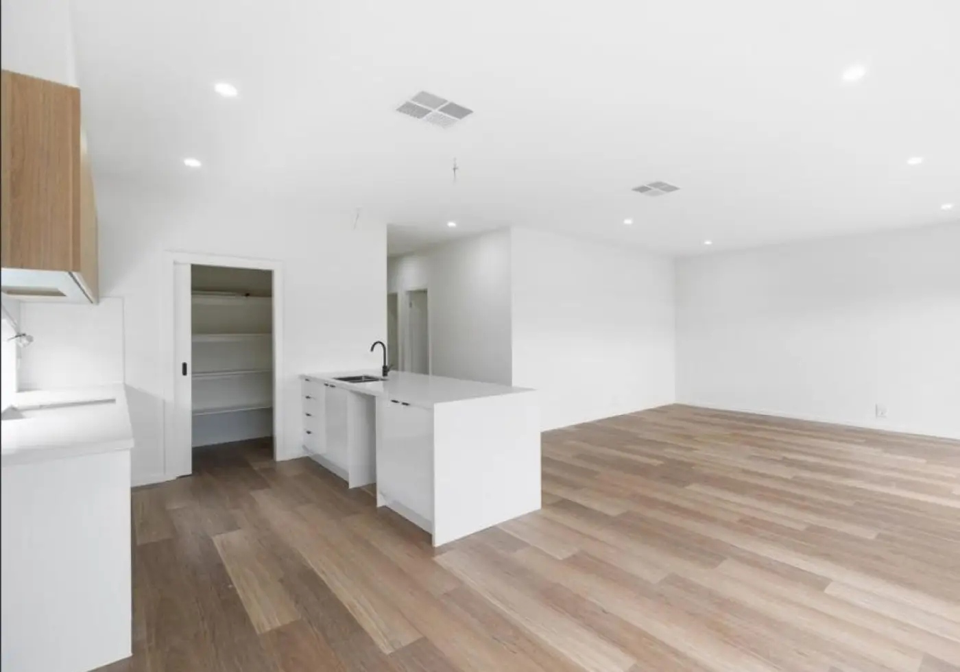 17 Sparrowhawk Crescent, Deanside, VIC, Deanside - Thumbnail 2