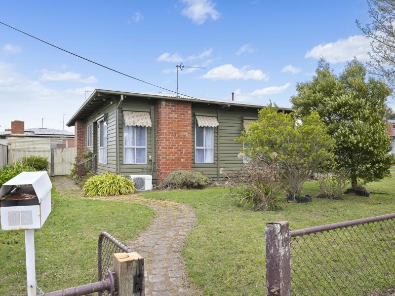 Charming 3-Bedroom Home with Spacious Yard in Wendouree
