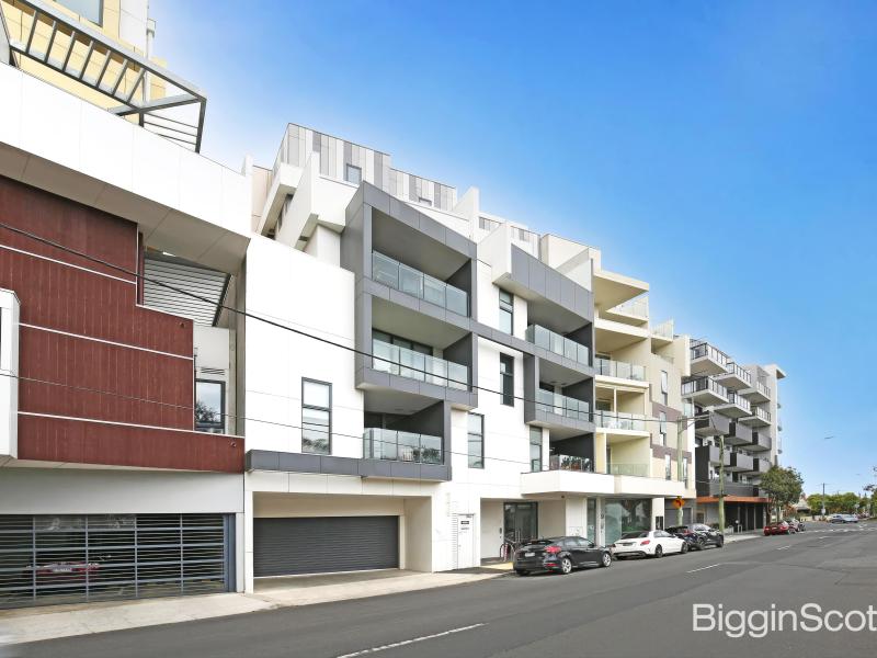 QUALITY, 'AS NEW' LUXURY LIVING IN THE HEART OF MOONEE PONDS!