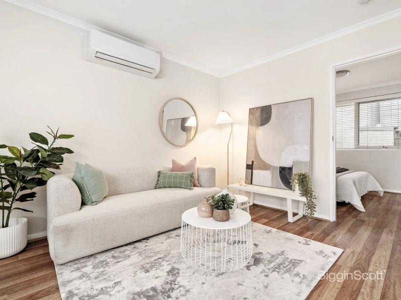 Light-Filled Richmond Hill Apartment with Spectacular City Views