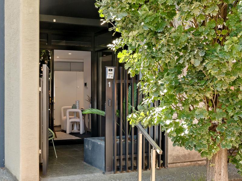 PRIVATE ENTRY, PEACEFUL LIVING IN THE HEART OF RICHMOND