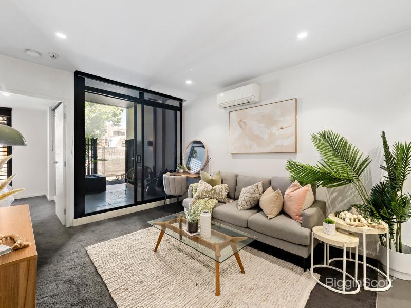 PRIVATE ENTRY, PEACEFUL LIVING IN THE HEART OF RICHMOND