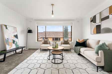 Spacious and Bright in Quiet Street
