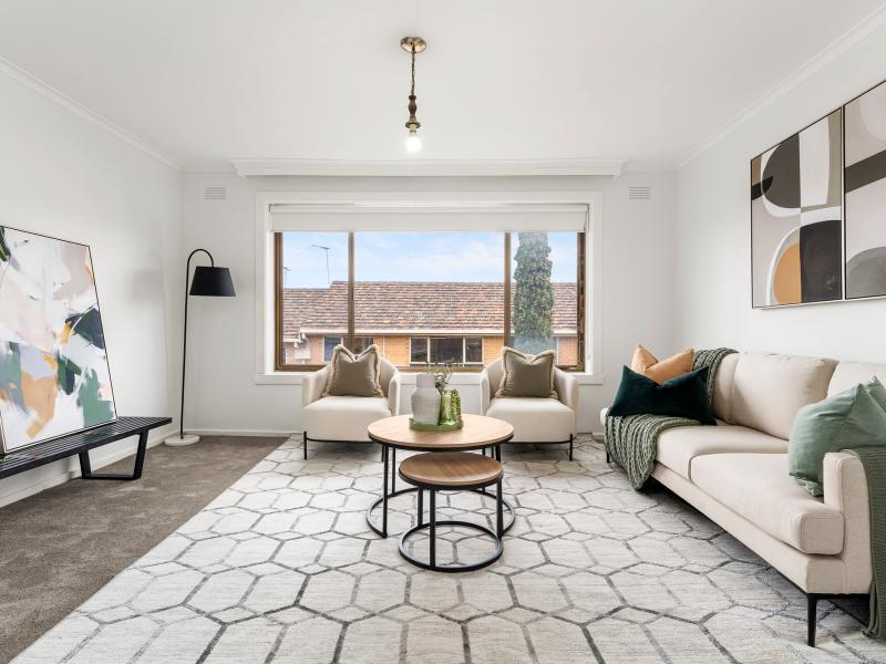 Spacious and Bright in Quiet Street