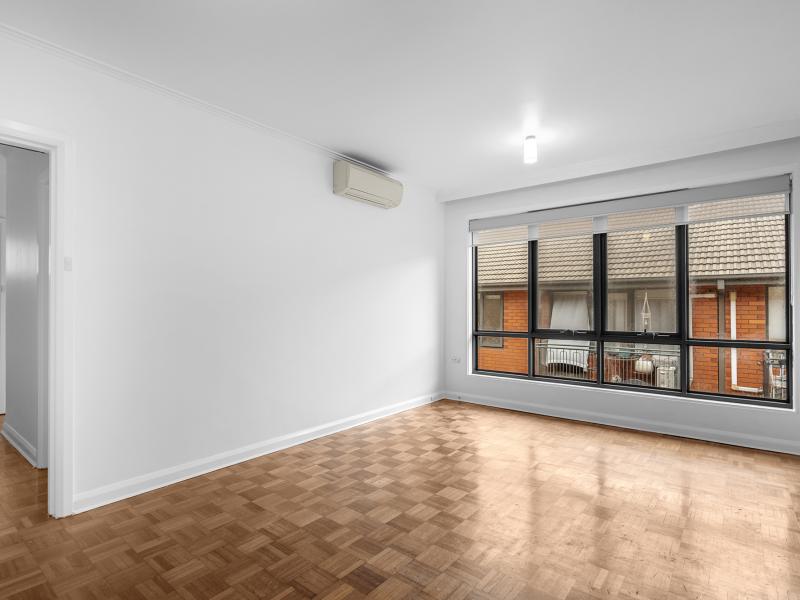 Top Floor Freshly Painted Apartment 