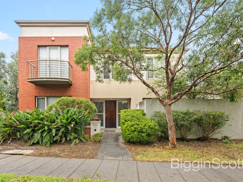 Family Home just metres from the beach & parklands