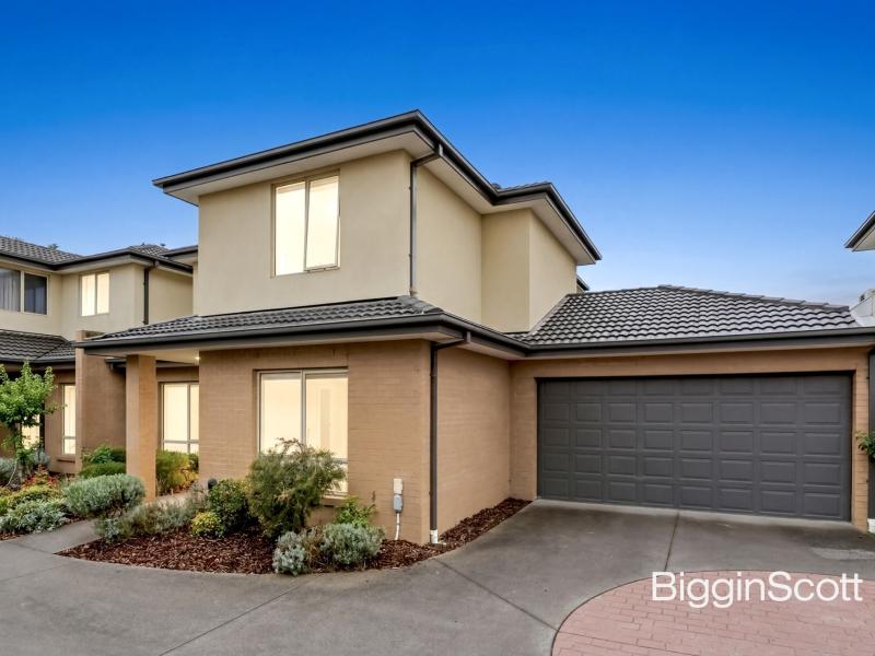 SOPHISTICATED 4-BEDROOM TOWNHOUSE IN A PREMIER GLEN WAVERLEY POCKET!