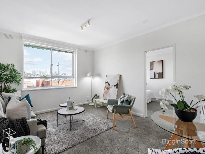 TOP-FLOOR APARTMENT WITH CITY VIEWS IN A BOUTIQUE BLOCK OF 18!