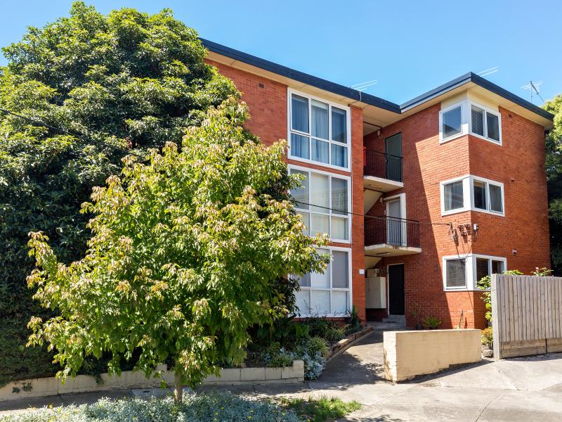 One Bedroom Apartment In Great Location