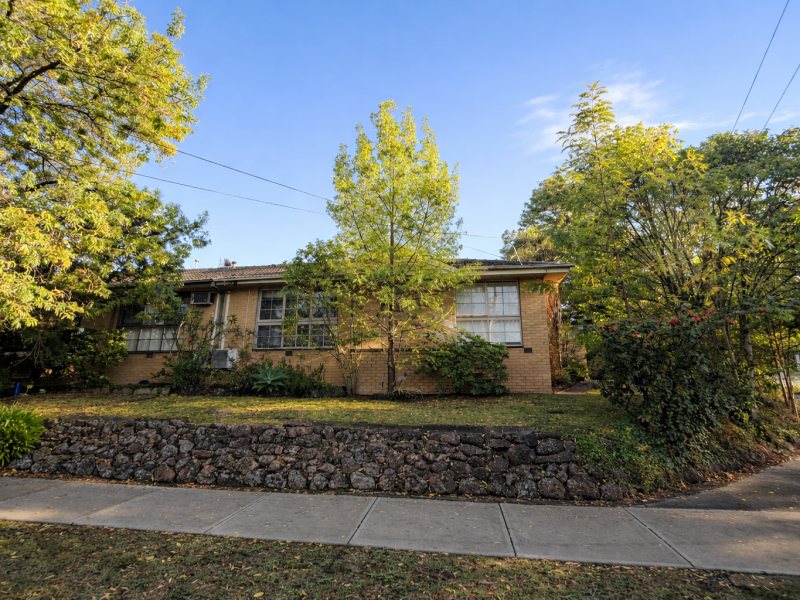 MODERN UNIT CLOSE TO TRAIN STATION 