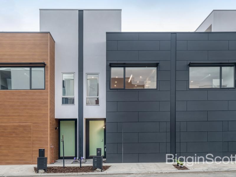 Live the Port Melbourne Lifestyle -New, Light-Filled & Steps to the Beach