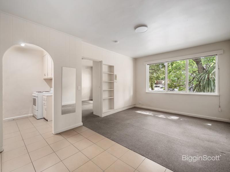 ONE BEDROOM APARTMENT IN SOUGHT AFTER ST KILDA!