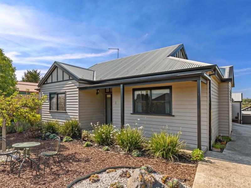 Spacious Open-Plan Living with Private Courtyard & Easy-Care Appeal