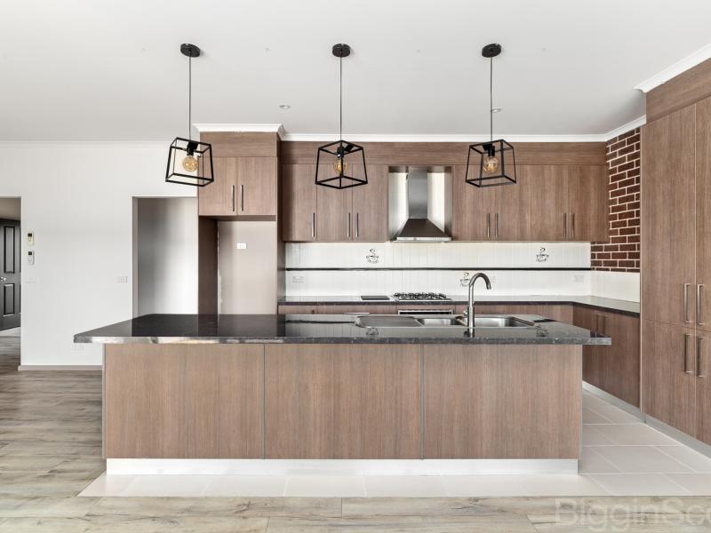 Spacious Open-Plan Living with Private Courtyard & Easy-Care Appeal