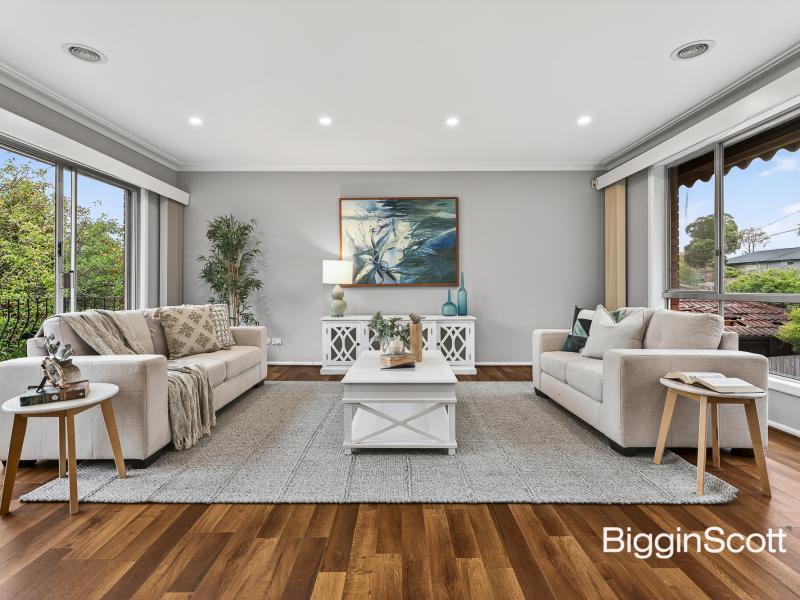 TIMELESS FAMILY APPEAL ON A PRESTIGIOUS GLEN WAVERLEY STREET!
