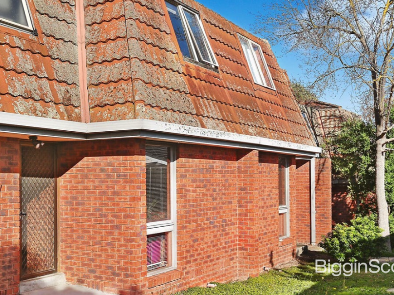 Cosy & Convenient 2-Bedroom Townhouse in Prime Box Hill Location