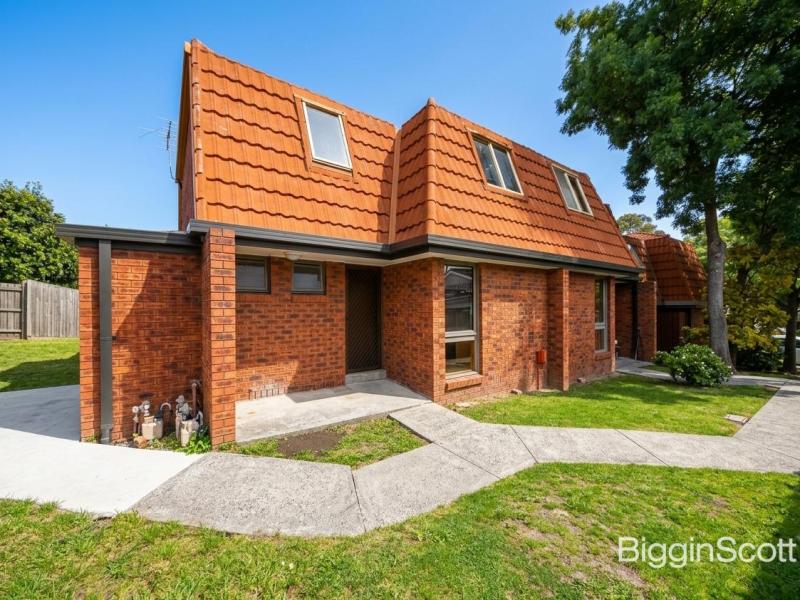 Cosy & Convenient 2-Bedroom Townhouse in Prime Box Hill Location